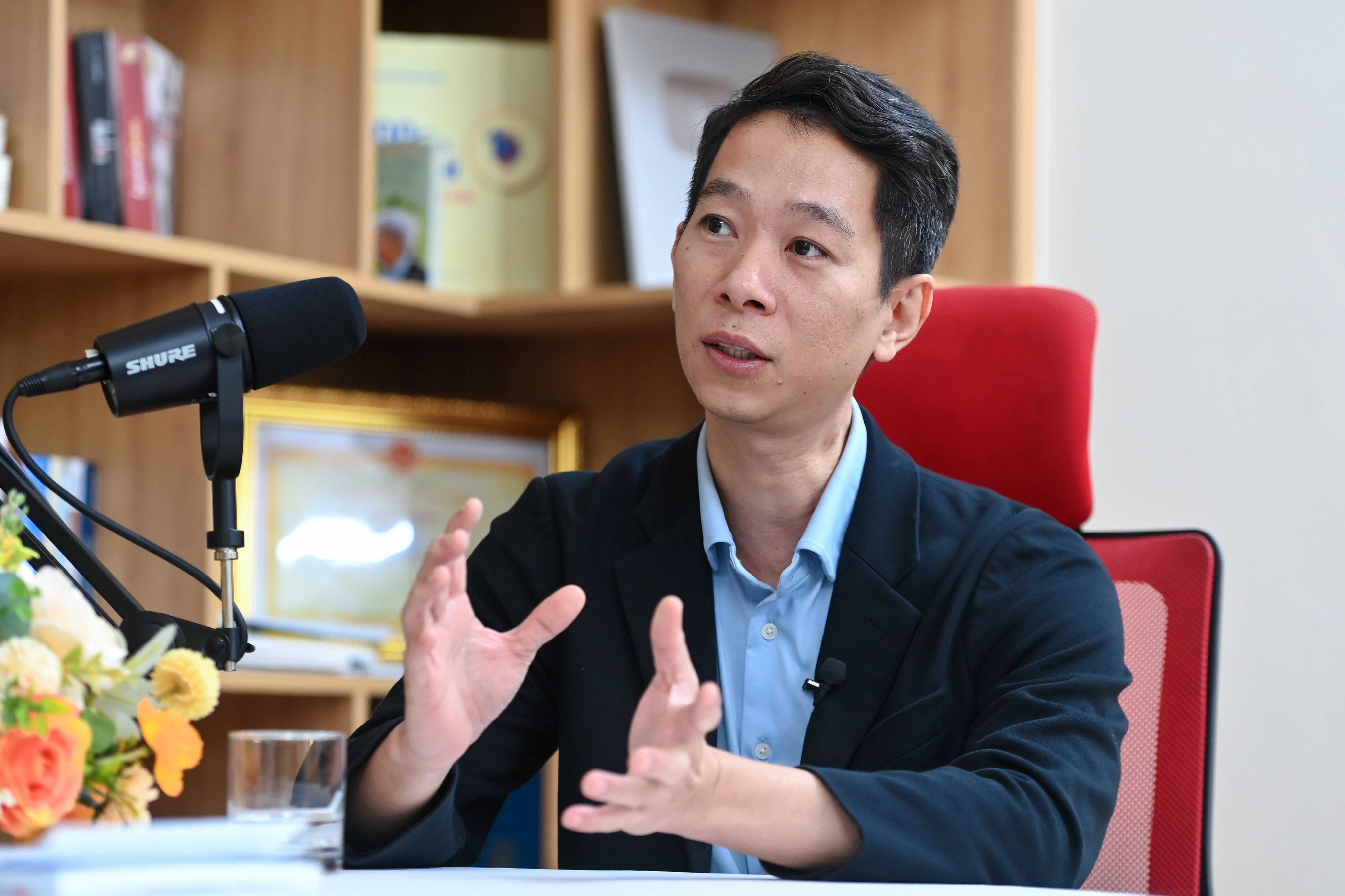 Ông Lê Công Thành chia sẻ về tầm quan trọng của việc đào tạo nhân sự làm chủ AI (Ảnh: Hải Long).