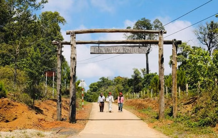Con đường dẫn vào thôn Kon Tu Ma thật đẹp và nên thơ.
