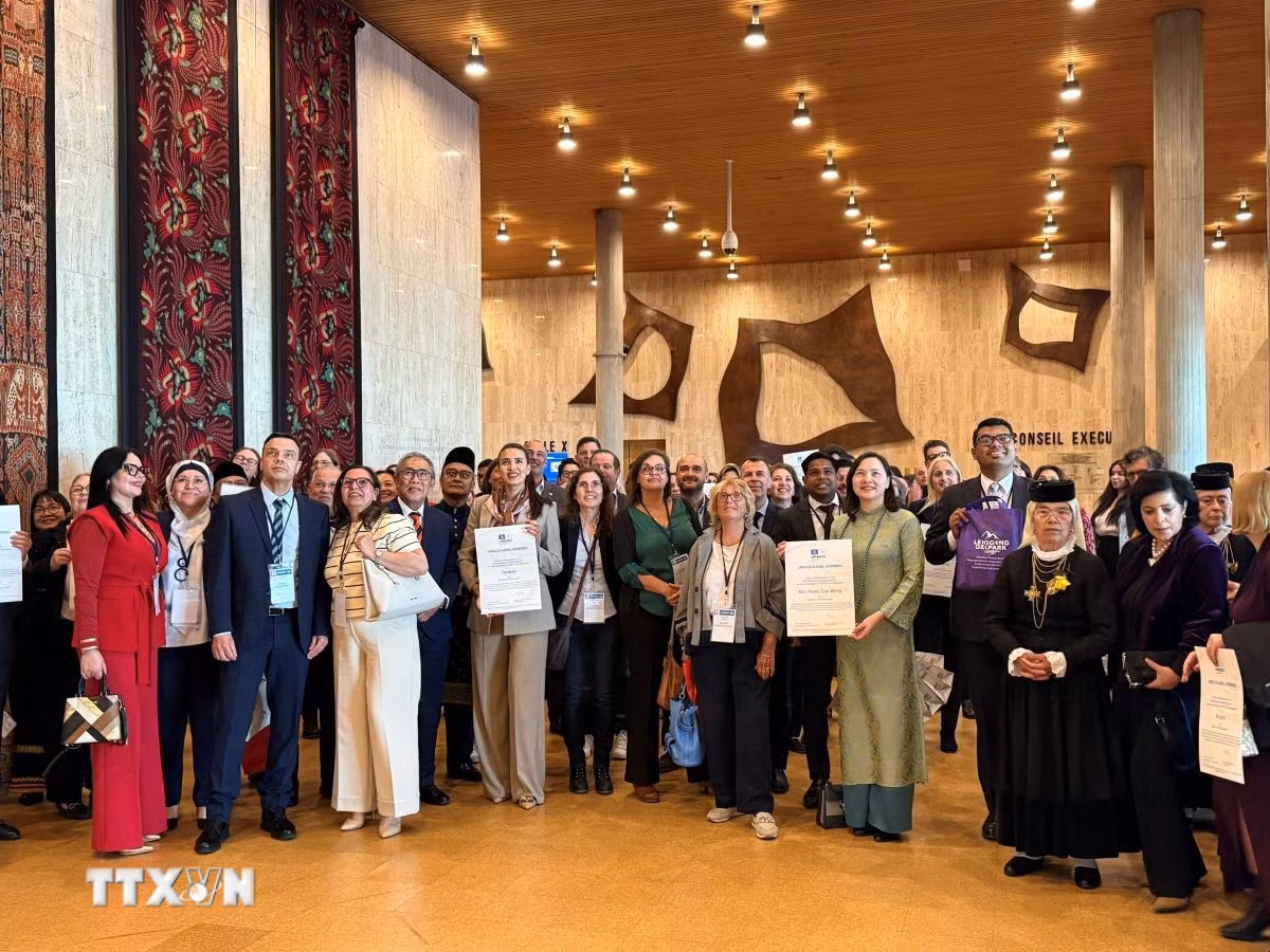 Sự giao lưu và chúc mừng giữa các đại diện quốc gia tại sự kiện vinh danh của UNESCO. (Ảnh: TTXVN)
