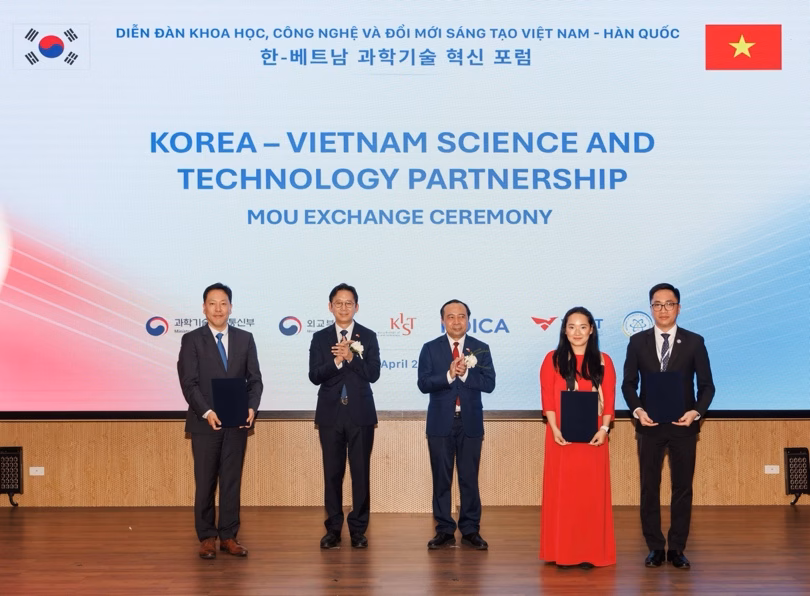 Ông Tô Bá Lâm – Hiệu trưởng Trường Đại học Quang Trung, Ông Sam Yoosuk Kim – CEO Quandela Korea và Bà Rossy Nhung Nguyễn - CEO Quanova thực hiện ký kết hợp tác.