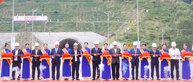Khoảnh khắc cắt băng khánh thành, chính thức đưa cao tốc Quảng Ngãi - Hoài Nhơn vào vận hành.