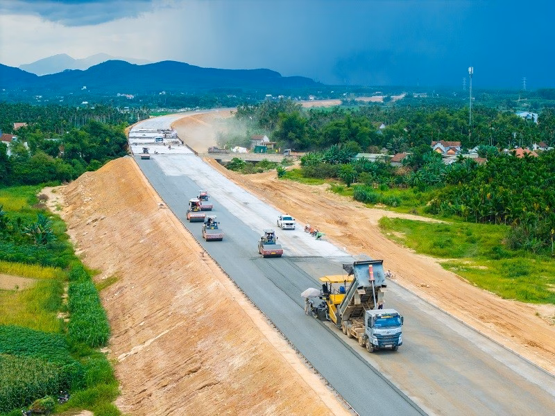 Các đơn vị nhà thầu đang tập trung nhân lực và máy móc để đẩy nhanh tiến độ thi công đoạn qua tỉnh Quảng Ngãi.