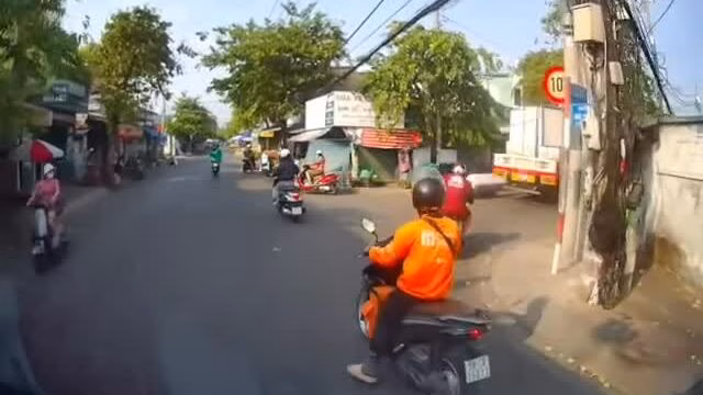 Khoảnh khắc khối hàng kim loại rơi xuống đường ngay cạnh phương tiện khác (Video: Bảo Lê)