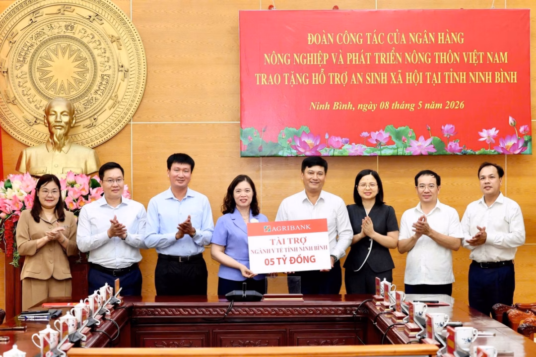 Đồng chí Phạm Toàn Vượng, Tổng Giám đốc và các lãnh đạo Agribank trao biển tượng trưng số tiền hỗ trợ cho ngành Y tế Ninh Bình