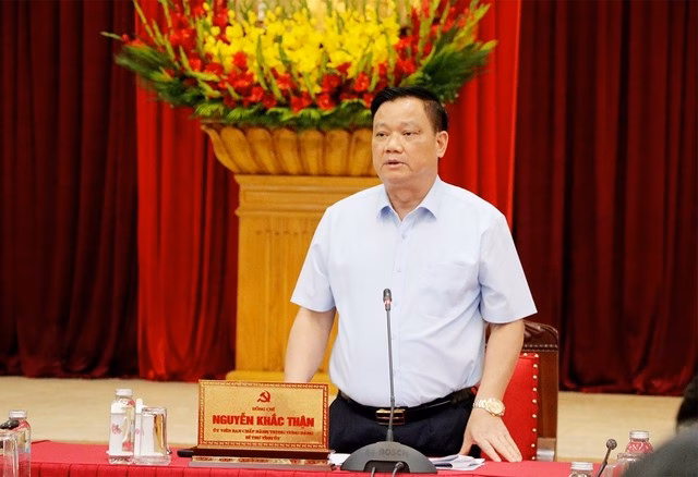 Bí thư Tỉnh ủy Nghệ An, ông Nguyễn Khắc Thận phát biểu chỉ đạo tại cuộc họp.