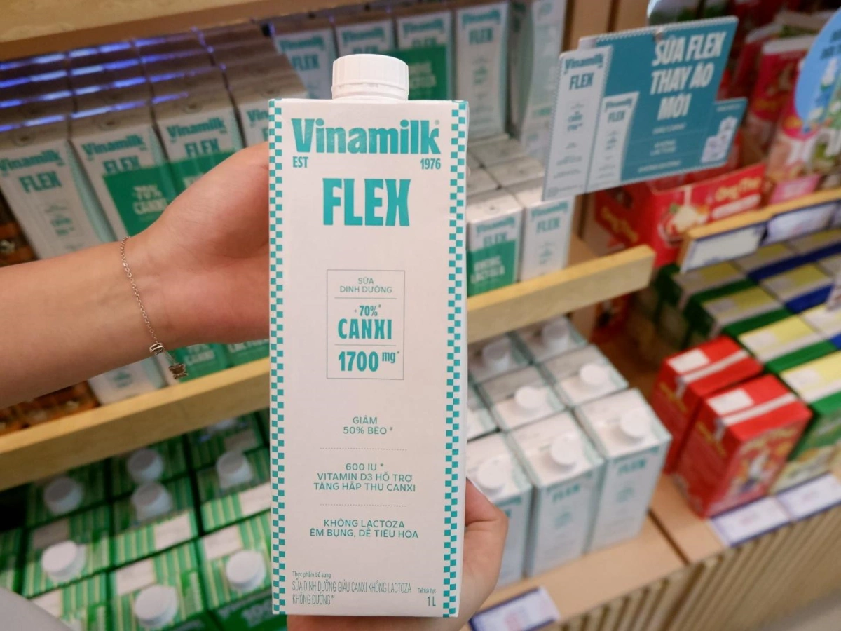 Bao bì mới giúp người tiêu dùng kiểm tra thông tin trước khi chọn mua. Ảnh: Vinamilk