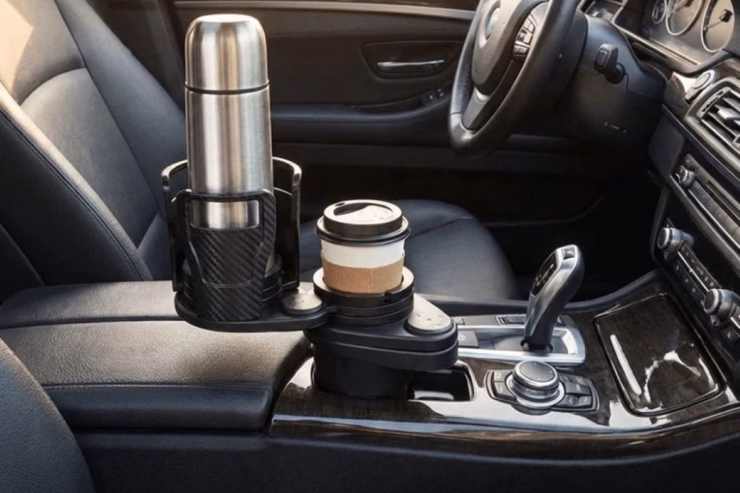 Chai nước rơi từ giá đỡ mở rộng vào khu vực bàn đạp phanh là kịch bản cực kỳ nguy hiểm.