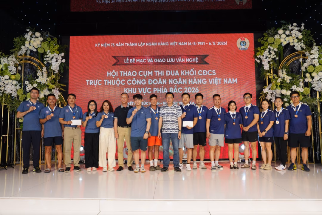 Các đội giành Giải Ba môn Kéo co trong niềm vui hân hoan.
