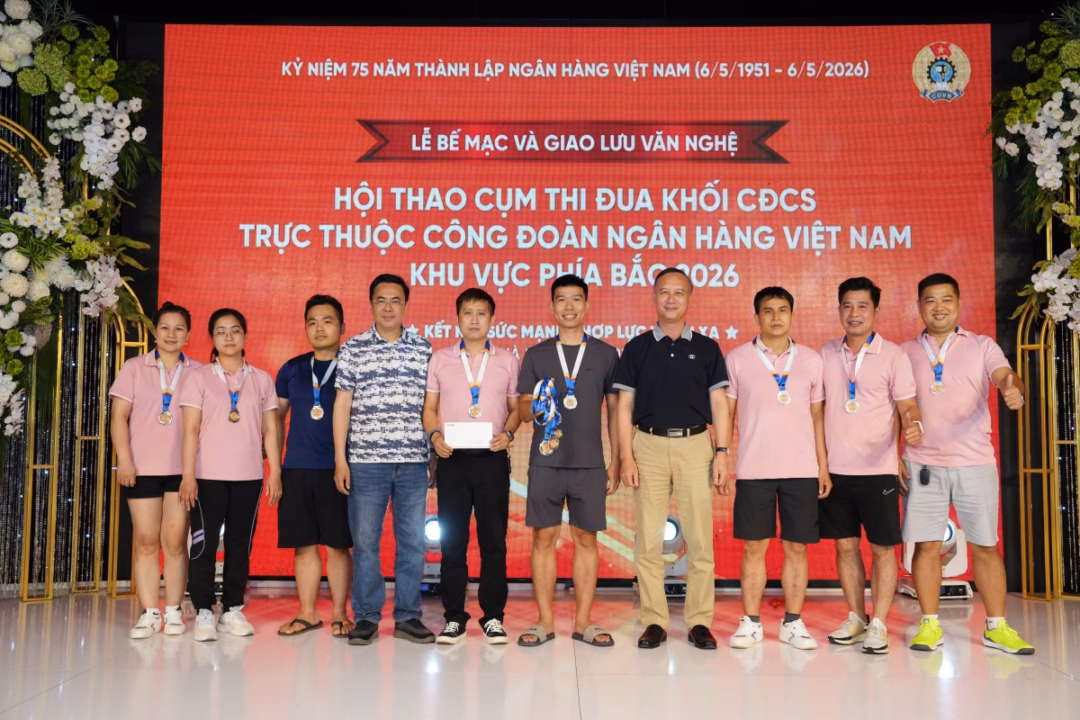 Trao Giải Nhì cho đội Nhà máy In tiền Quốc gia môn Kéo co.