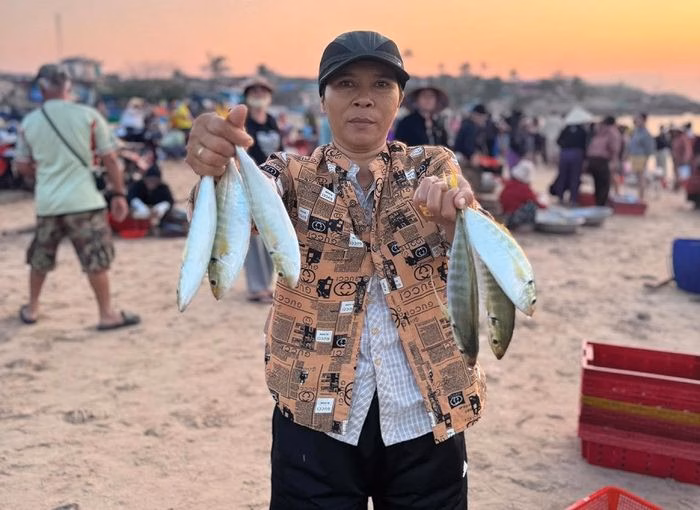 Sản vật tươi ngon từ biển cả là nguồn sống chính của người dân