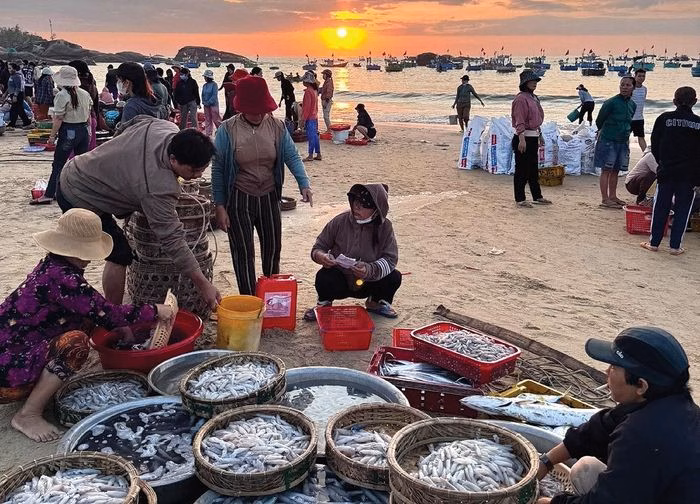 Sự tần tảo của người phụ nữ làng chài góp phần nuôi dưỡng tương lai