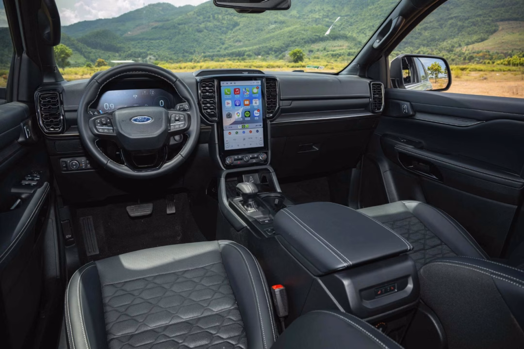 Khoang nội thất của Ford Everest 2026 được tinh chỉnh nhẹ với nhiều trang bị công nghệ hiện đại. Ảnh: Ngô Minh