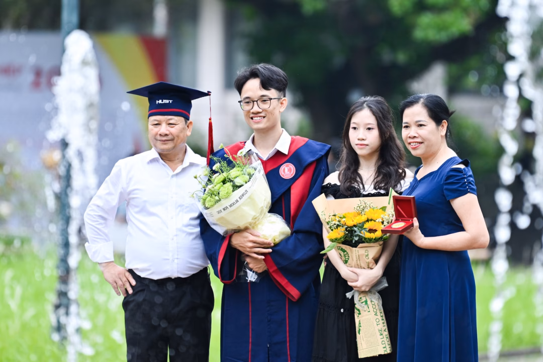 Những nụ cười rạng rỡ của tân kỹ sư, cử nhân Đại học Bách khoa Hà Nội ngày nhận bằng.