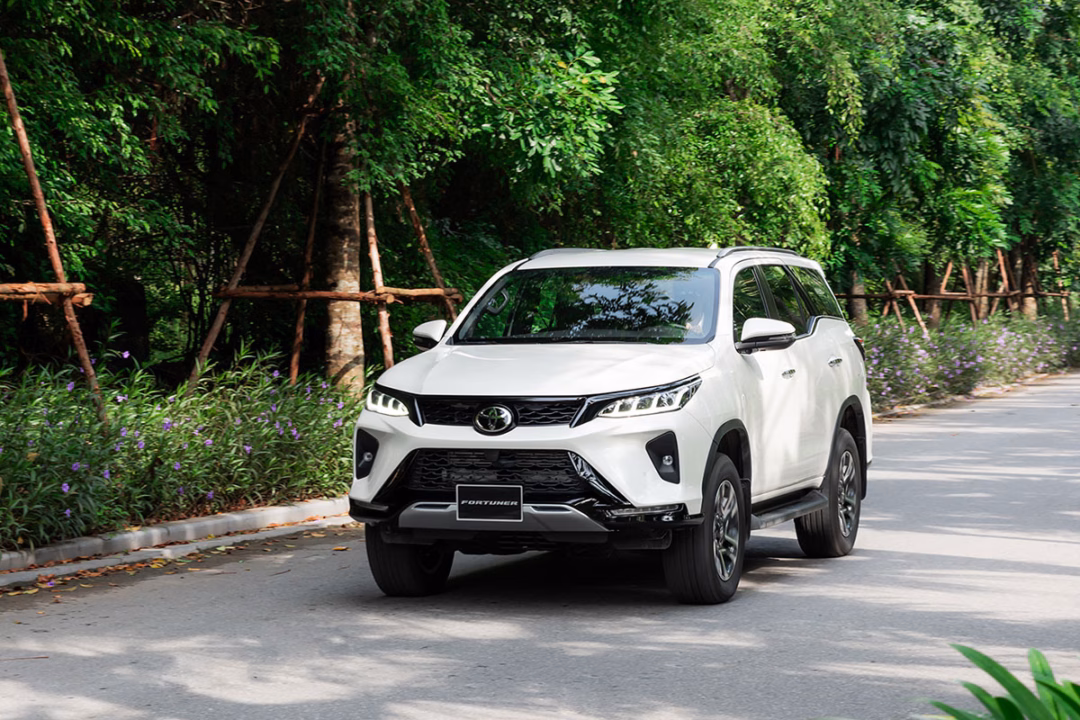 Toyota Fortuner và Hyundai Santa Fe vẫn là những đối thủ nặng ký thách thức vị thế của Ford Everest tại Việt Nam.