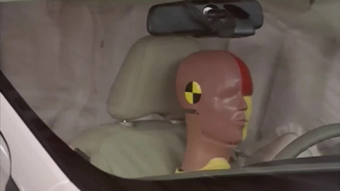 Thử nghiệm va chạm bên hông cho túi khí rèm. Video: IIHS