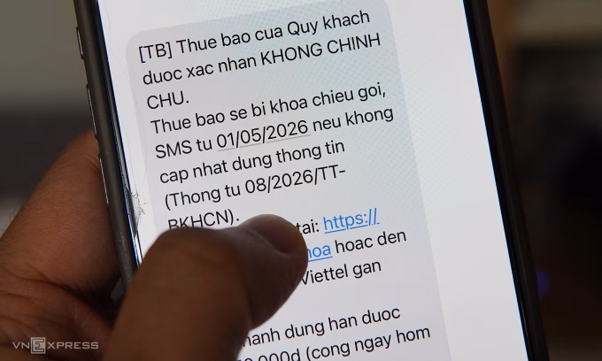 Tin nhắn từ nhà mạng gửi đến một người dùng yêu cầu xác thực, nếu không sẽ bị khóa chiều gọi và nhắn tin đi. Ảnh: Lưu Quý