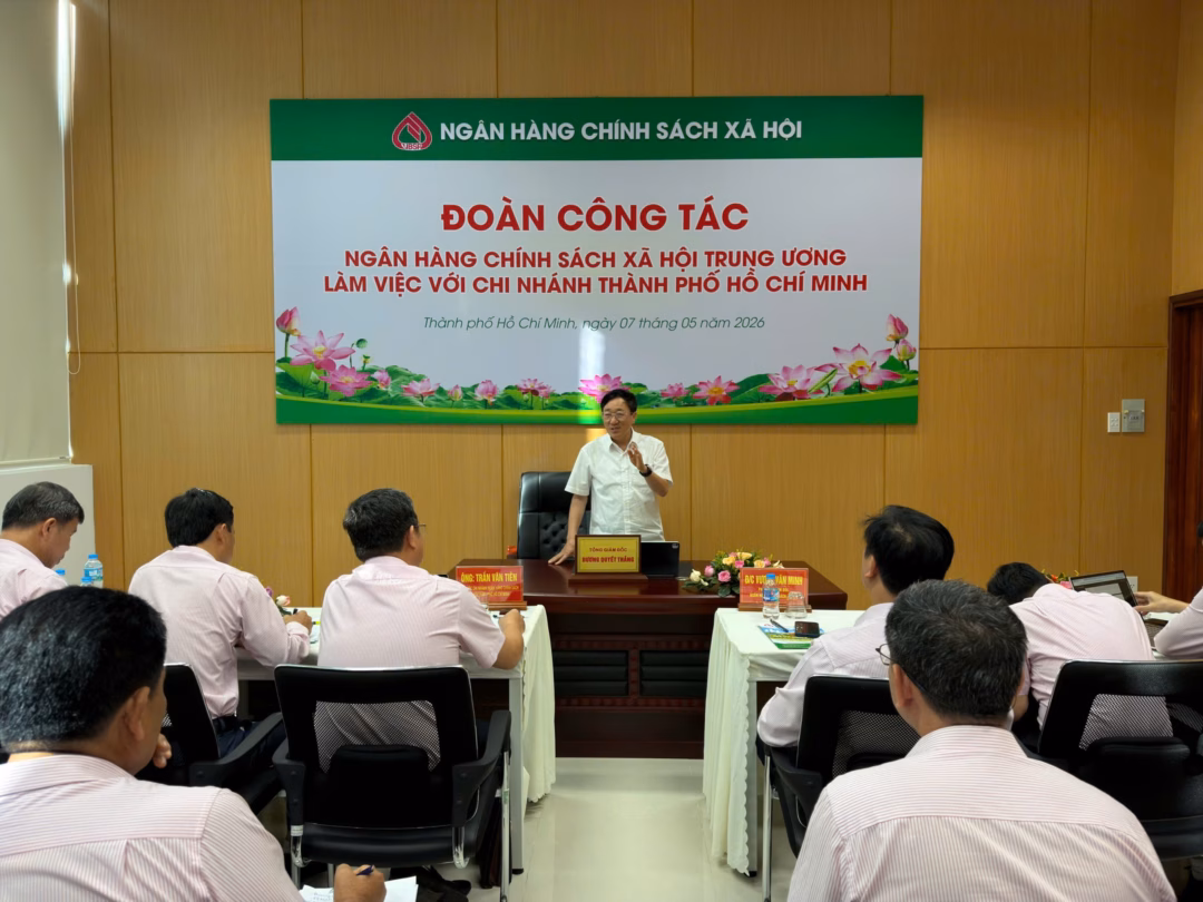 Ông Dương Quyết Thắng và đoàn công tác NHCSXH Trung ương rà soát hoạt động tín dụng tại TP. Hồ Chí Minh