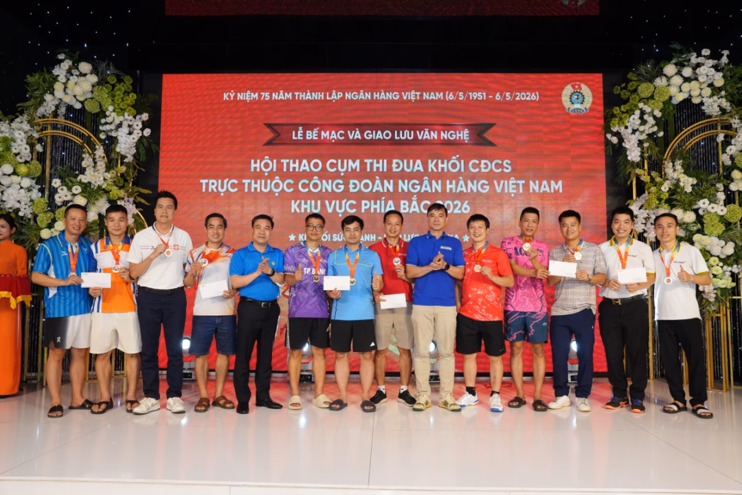 Trao giải cho các vận động viên thi đấu môn Pickleball.