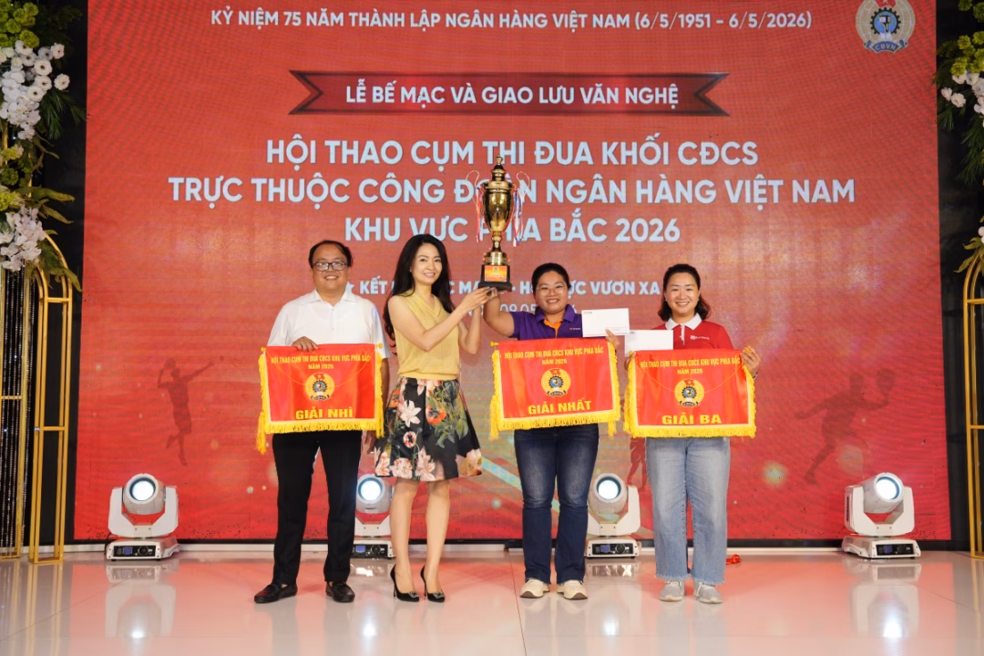 Đồng chí Nguyễn Khánh Chi, Phó Chủ tịch Thường trực Công đoàn Ngân hàng Việt Nam trao giải Toàn đoàn, tôn vinh tinh thần thi đấu hết mình của các đơn vị.