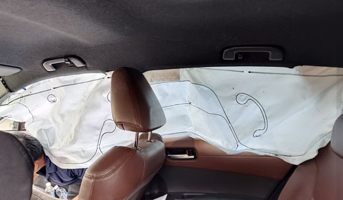 Một trường hợp xe Corolla Cross bị bung túi khí rèm khi đi cạnh xe tải nổ lốp, Toyota Việt Nam xác định nguyên nhân bởi sóng xung kích. Ảnh: Văn Quang