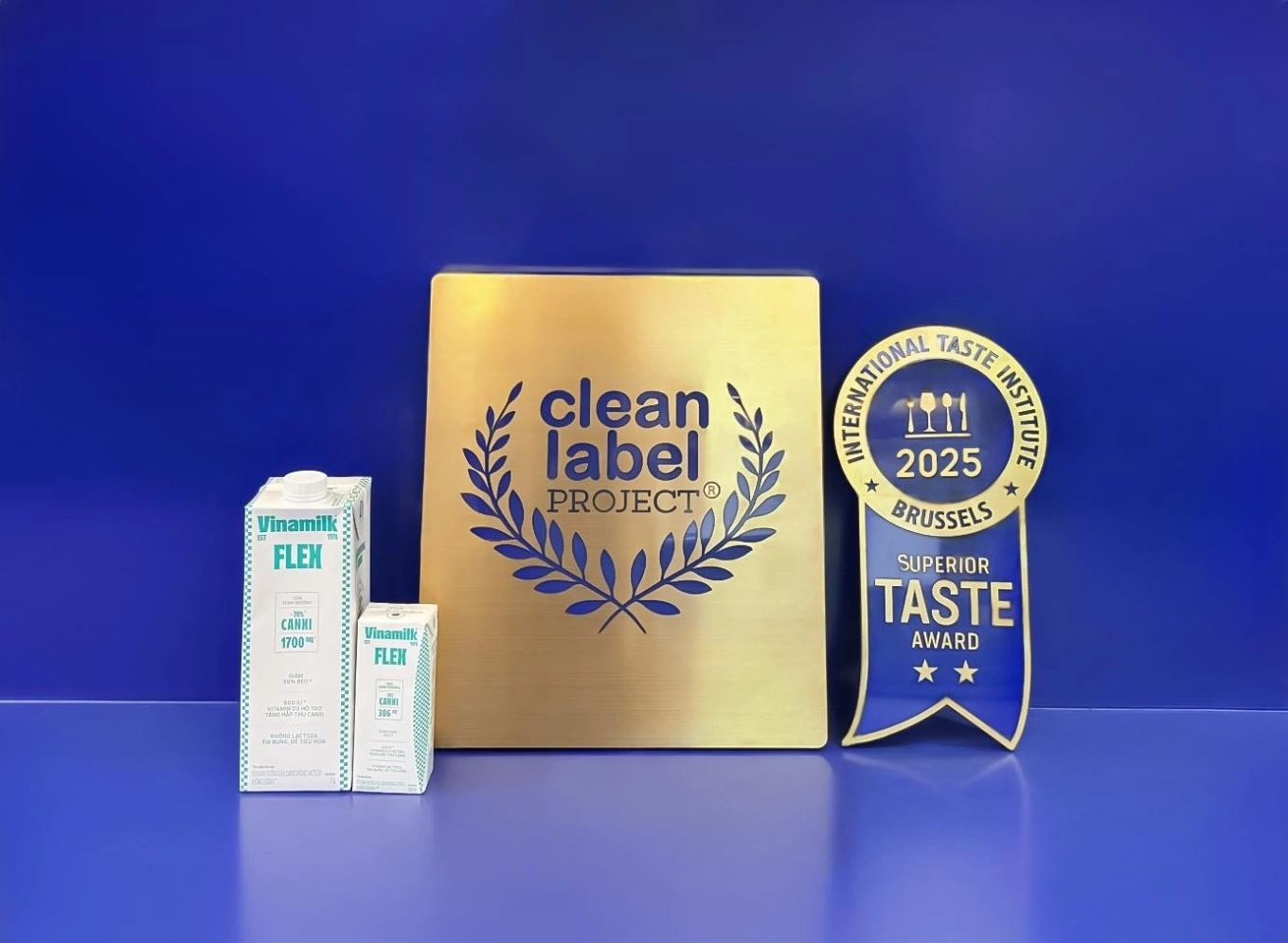 Vinamilk Flex đạt giải thưởng Vị ngon thượng hạng (Superior Taste Award) và chứng nhận Clean Label Project. Ảnh: Vinamilk